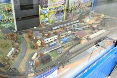 店先に飾られたジオラマが子どもたちに人気だった