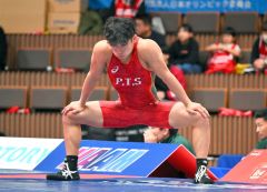準々決勝の試合開始前、セコンドで集中力を高める清水賢亮（金野和彦撮影）