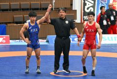 男子グレコローマンスタイル６７キロ級予備戦で、８－５で勝利した清水賢亮（左、青色のシングレット）＝金野和彦撮影