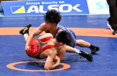 【男子グレコローマンスタイル６７キロ級予備戦】第２ピリオド、スピードどパワーで相手を倒す清水賢亮（右、青色のシングレット）＝金野和彦撮影