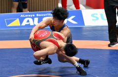 【男子グレコローマンスタイル６７キロ級予備戦】第２ピリオド、スピードどパワーで相手を倒す清水賢亮（右、青色のシングレット）＝金野和彦撮影