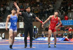 準々決勝で敗れ、悔しい表情を見せる清水賢亮（右、赤色のシングレット）＝金野和彦撮影