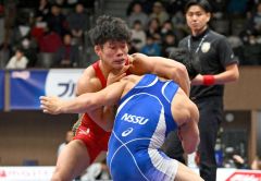 【男子グレコローマンスタイル６７キロ級準々決勝】第２ピリオド、相手に攻撃を仕掛ける清水賢亮（左、赤色のシングレット）＝金野和彦撮影