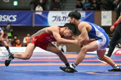 【男子グレコローマンスタイル６７キロ級準々決勝】第２ピリオド、相手の胸元に飛び込む清水賢亮（左、赤色のシングレット）＝金野和彦撮影