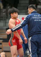 【男子グレコローマンスタイル６７キロ級準々決勝】第１ピリオドを終え、セコンドでコーチの指示を受ける清水賢亮（左）＝金野和彦撮影