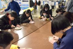 さまざまな実験を楽しむ参加者たち