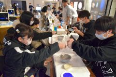アイスクリーム作りなどさまざまな実験を楽しむ参加者たち