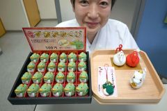 元日から頒布する辰のおみくじやお守り、土鈴を紹介する齋藤権禰宜