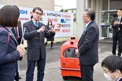 村が進めるスーパービレッジ構想の取り組みを視察した河野太郞デジタル相（４月９日）