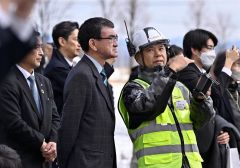 村が進めるスーパービレッジ構想の取り組みを視察した河野太郞デジタル相（４月９日）