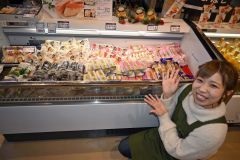 なつぞら市場で販売しているかま栄の正月用かまぼこをＰＲする小野寺さん
