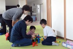 弁当ができるまで会場で遊びながら待つ子どもたちとスタッフら