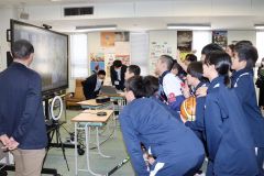 画面越しに台湾の生徒と記念撮影を行う御影中の生徒ら