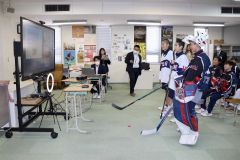 好きなスポーツを台湾の生徒に紹介する御影中の生徒