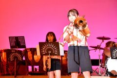 ダンプレでソロ演奏を披露する部員（池田町提供）