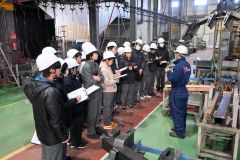 東洋農機の工場内を見学する生徒ら