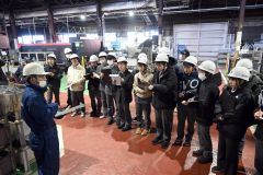 東洋農機の工場内を見学する生徒ら