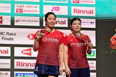 女子ダブルスで世界ランキング１位の（左から）ジァイーファンとチェンチンチェンの中国ペア