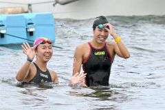 オープンウォータースイミングの日本選手権でレースを終えた（右から）蝦名愛梨と梶本一花