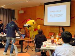 クイズに挑戦する移住者ら
