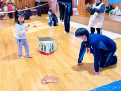 高校生が保育園児と交流　広尾 2