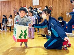 手作りのゲームで保育園児と交流する広尾高校の生徒