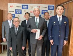 堀江署長（前列右端）に交通安全宣言書を読み上げた中前会長（同中央）
