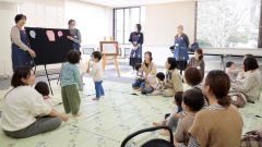絵本の読み聞かせなどで楽しんだ「ちいさなおはなし会」