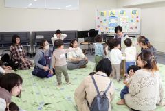 絵本の読み聞かせなどで楽しんだ「ちいさなおはなし会」
