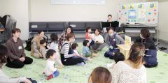 絵本の読み聞かせなどで楽しんだ「ちいさなおはなし会」