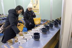 鹿追焼を廉価で販売　マグカップ市 2