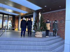 音更町役場本庁舎の玄関前に門松を設置した音更高校農業倶楽部の生徒ら