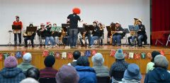 クリスマスソングなどを演奏する上士幌高校吹奏楽部