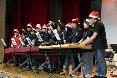 トーンチャイムで「きよしこの夜」を奏でる上士幌高校吹奏楽部