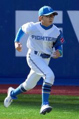 【西武ジュニア－日本ハムジュニア】試合前にウォーミングアップをする日本ハムジュニアの山田岳＝横浜スタジアム