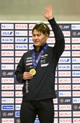 金メダルを手に、所属する高堂建設の応援席に向かって手を振る村上右磨（金野和彦撮影）