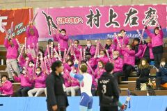 村上右磨の地元での優勝に盛り上がる高堂建設の社員ら（ピンク色ウエア）＝金野和彦撮影