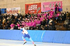 村上右磨選手を応援する高堂建設の社員（ピンク色のウエア）＝金野和彦撮影
