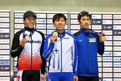 距離別男子５０００メートル表彰。（左から）２位の土屋陸（白銅）、優勝の一戸誠太郎、３位の土屋良輔（メモリード）＝金野和彦撮影