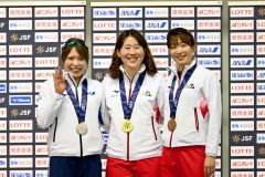 距離別女子１５００メートルの表彰式で、十勝関係選手が笑顔を見せる。（右から）３位の小野寺優奈（富士急―高崎健大、帯南商高出）、優勝の堀川桃香、２位の佐藤綾乃（ＡＮＡ）＝金野和彦撮影
