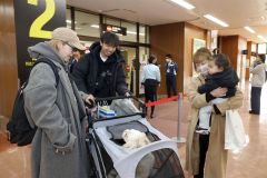 とかち帯広空港で、久々の再会を喜ぶ乗客ら（２８日午前９時ごろ、長尾悦郎通信員撮影）