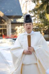 今年を振り返り、来年への思いを述べる大野宮司(28日午前9時半ごろ、帯廣神社で。助川かおる通信員)