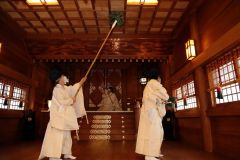 社殿をすす払いする神職(28日午前9時20分ごろ、帯廣神社で。助川かおる通信員)