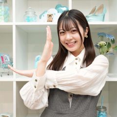 十勝の「十」をイメージしたポーズで笑顔を見せる星乃さん