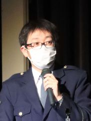 特殊詐欺について注意を呼び掛ける海田巡査部長
