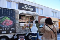 5台のキッチンカーが並んだりくべつ冬マルシェ
