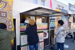 5台のキッチンカーが並んだりくべつ冬マルシェ
