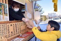 5台のキッチンカーが並んだりくべつ冬マルシェ