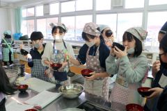 みそ汁をつくる児童たち