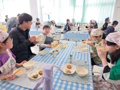 自分たちで収穫した米を試食　新得小 4